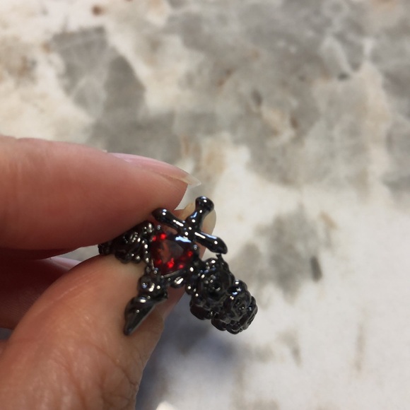 Thorn rose and cross with garnet - Picture 5 of 5